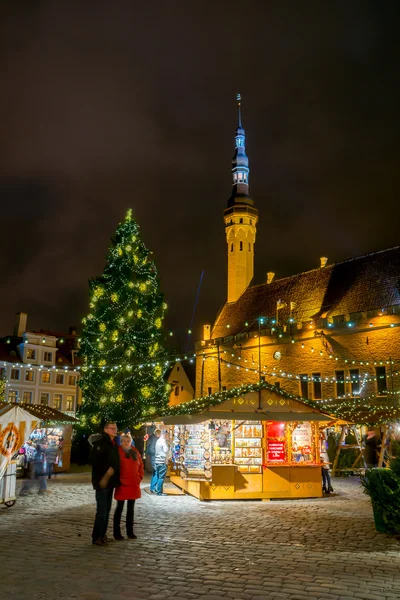 Mensen bezoeken eerlijke Kerstmis in de oude stad — Stockfoto