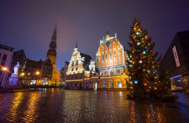 Siyah nokta ışıklandırılmış ev