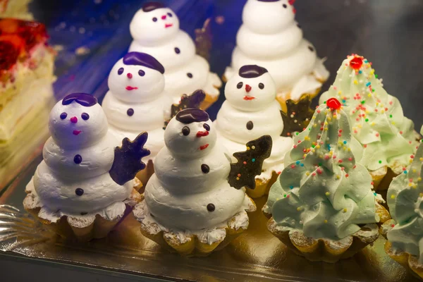 Bonhomme de neige gâteaux dans un magasin de bonbons — Photo