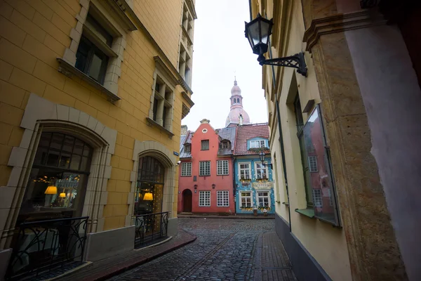 Rigas gamla stan street view till tornet av domkyrkan — Stockfoto