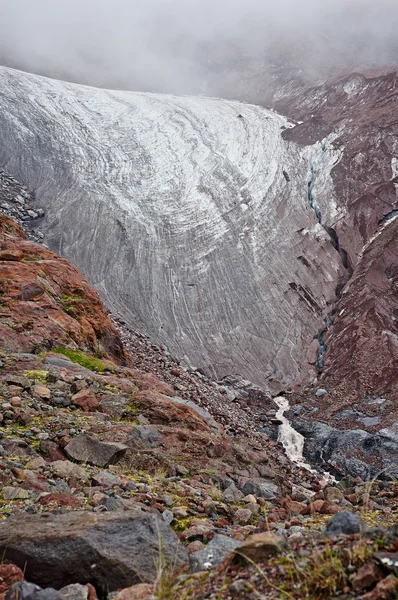 Gürcistan'daki Mount Kazbek buzulda Gergeti