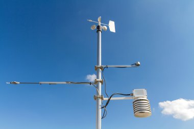 Anemometre, sıcaklık ve nem meteorolojik alet açık mavi gökyüzü karşı kutup.