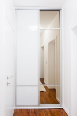 Modern beyaz dolap sürgülü cam kapı ile