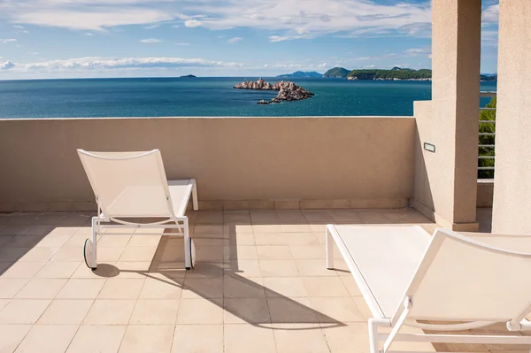 Güzel deniz manzaralı otel balkon