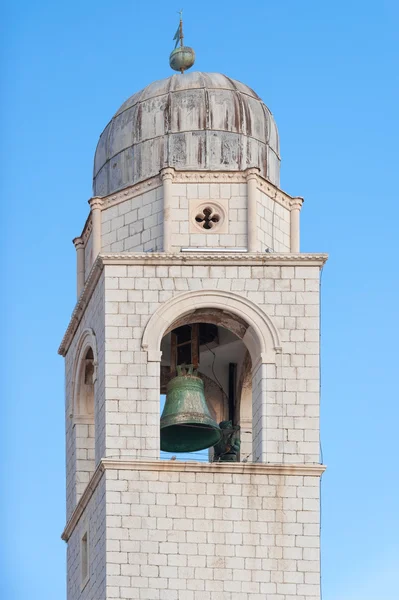 Dzwonowa wieża dołączone do klasztoru franciszkanów w Dubrownik, Chorwacja. — Zdjęcie stockowe