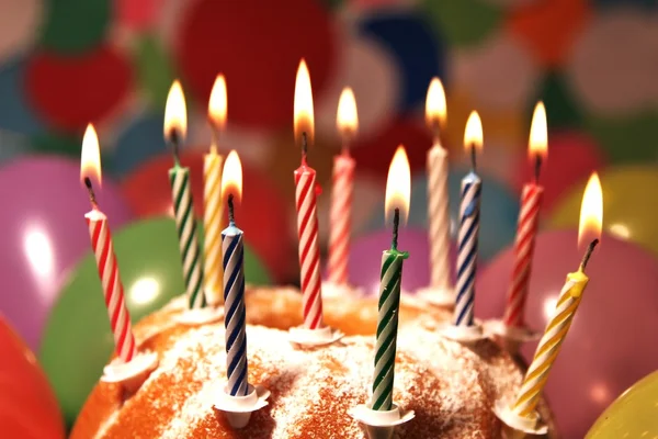 Buon compleanno - fiamme di candela su una torta Immagine Stock