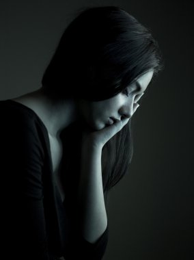 Kadın diş ağrısı çekiyor.