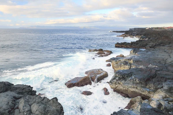 Камені і океанських хвиль у регіоні Azores — стокове фото