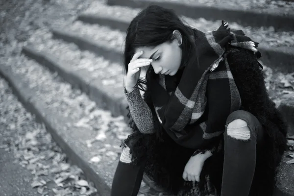 야외 슬픈 십 대 소녀 — 스톡 사진