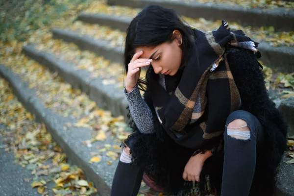 Depresi mladá žena venku — Stock fotografie