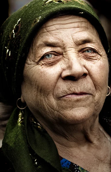 Oude land landelijke Roemeense vrouw — Stockfoto