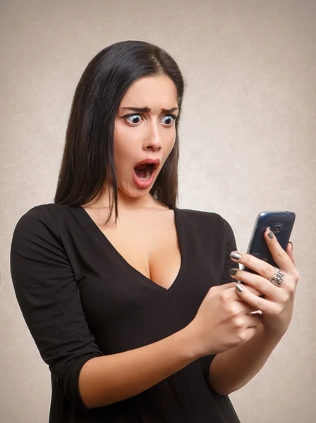 Mulher chocada pelo celular notícias ou mensagem — Fotografia de Stock