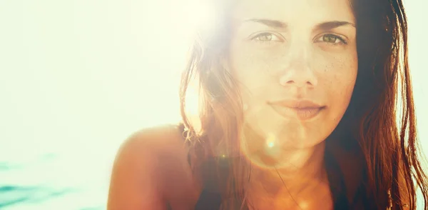 Обличчя молодої жінки в літньому сонці — стокове фото