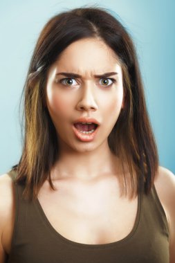 Şok sürpriz ve rahatsız kadın