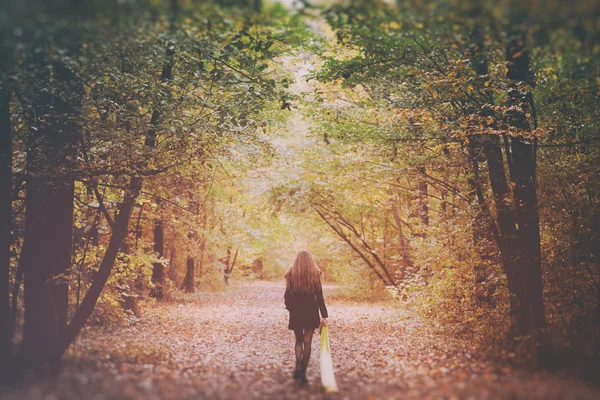 Ledsen kvinna gå ensam i skogen — Stockfoto