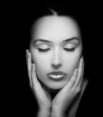 Güzellik koyu portre. Yüzünü ve ellerini güzel kadının