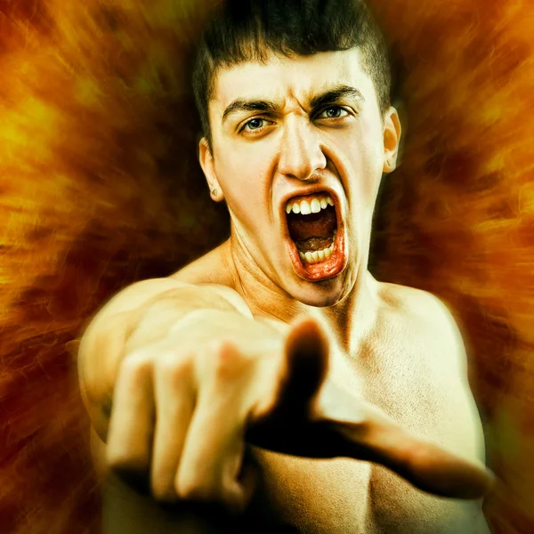 Разгневанный человек кричит и показывает пальцем — стоковое фото