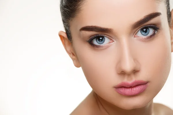 Retrato de cara de belleza de mujer joven aislada en blanco —  Fotos de Stock