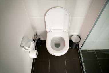 Tuvalette klozet kapağı