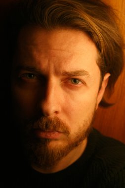 Üzgün yakışıklı adam portresi