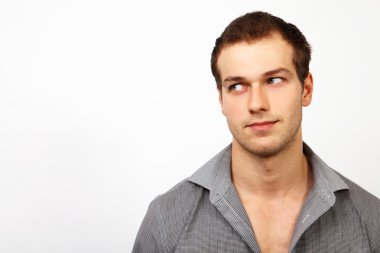 Bir genç adam bir kenara arıyorsunuz