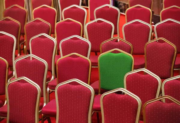 Diversité ou concept unique - chaise verte dans un groupe de chaises rouges — Photo