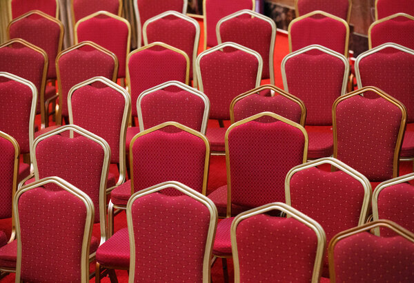 Ряды пустых красных мест в актовом зале
