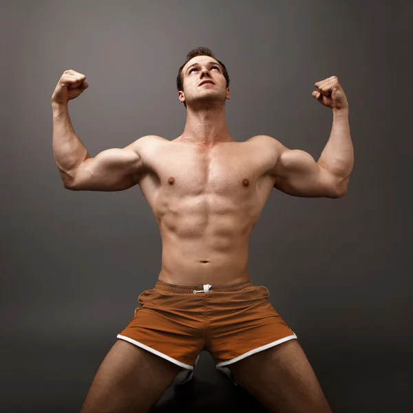 Homme montrant ses muscles comme un gagnant — Photo