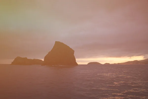 Okyanus kayalarda Pico Island Azores civarındaki oteller — Stok fotoğraf