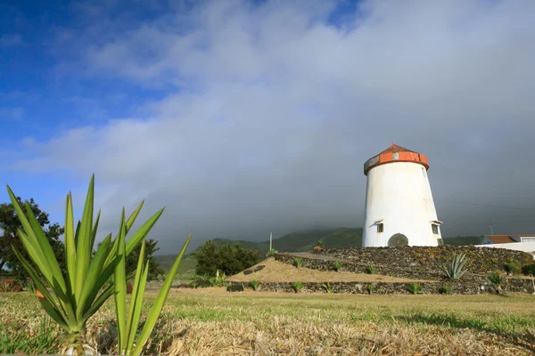 Paisagem do moinho de vento das ilhas dos Açores — Fotografia de Stock