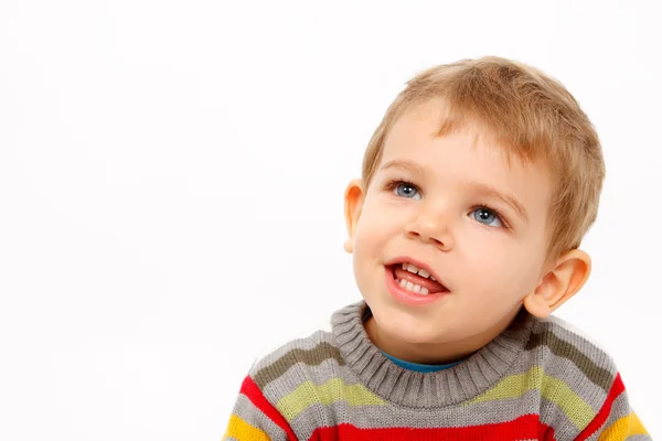 Cara de menino feliz em roupas de inverno olhando para cima — Fotografia de Stock