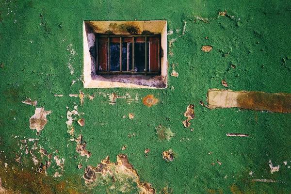 Old vintage wall with broken window — Stock Photo, Image