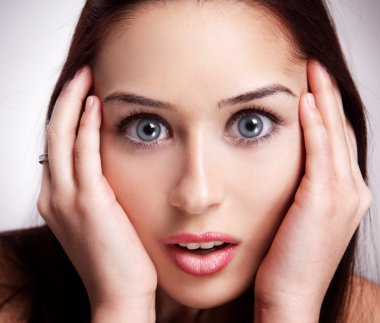 Hayret genç kadının yüzü