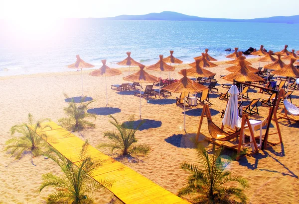 Guarda-chuvas de palha na bela praia ensolarada na Bulgária — Fotografia de Stock