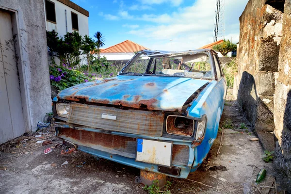 Carro abandonado enferrujado — Fotografia de Stock