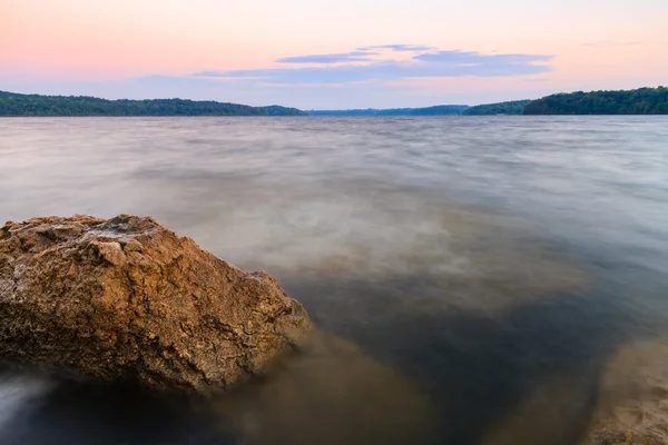 Sziklás partvonal tó naplementekor — Stock Fotó