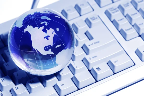 Globe and keyboard. — Stock Photo, Image