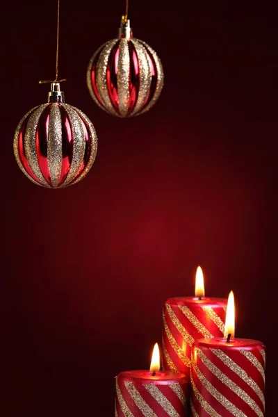 Brandende kaarsen met seizoensgebonden decoraties — Stockfoto