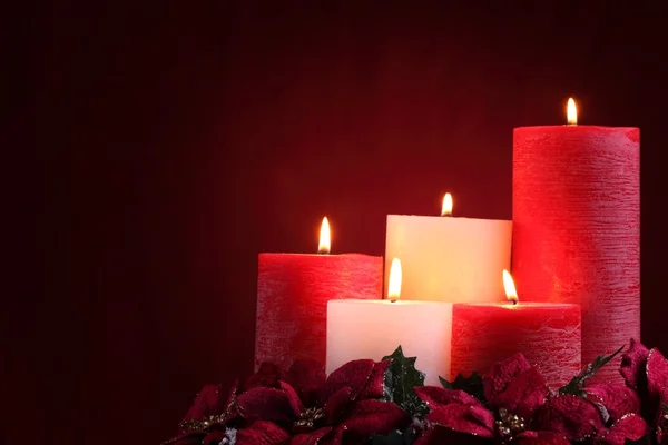 Candele ardenti con decorazioni stagionali Immagine Stock