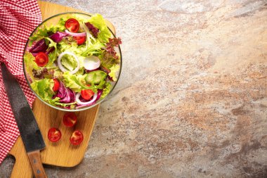  Taze sebze salatası.