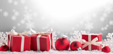 kar üstünde Noel hediyeleri