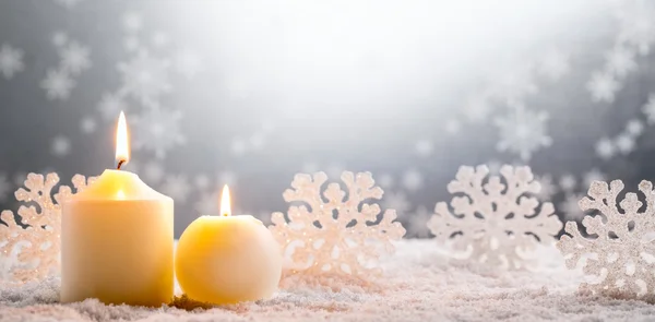 Queimando velas na neve — Fotografia de Stock