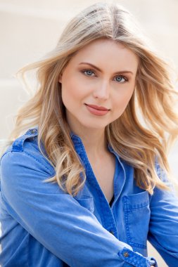 uzun sarı saçlı güzel kadın.