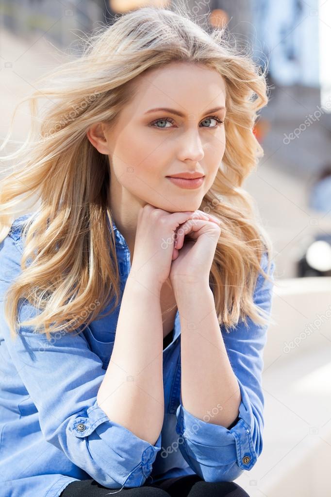 Schwarze Frau Mit Blonden Haaren Schwarze Frau Mit Blonden Haaren