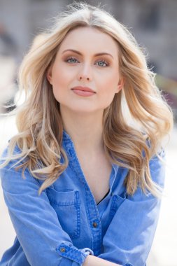 uzun sarı saçlı güzel kadın.