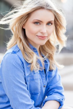 uzun sarı saçlı güzel kadın.