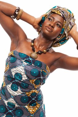 Geleneksel elbiseli çekici Afrika modeli.