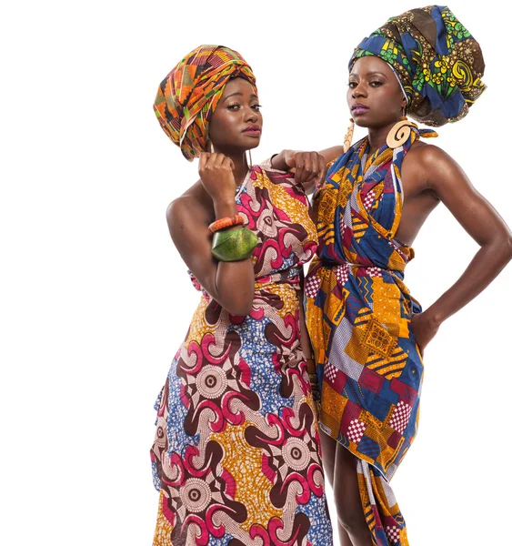 Modèles féminins africains posant en robes . — Photo