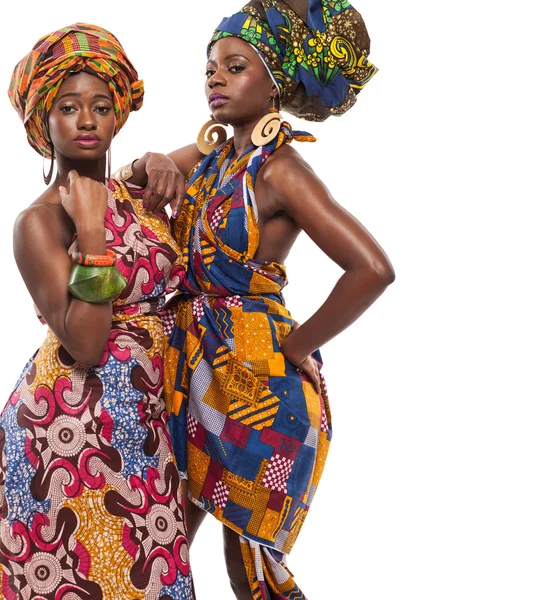 Modèles féminins africains posant en robes . — Photo