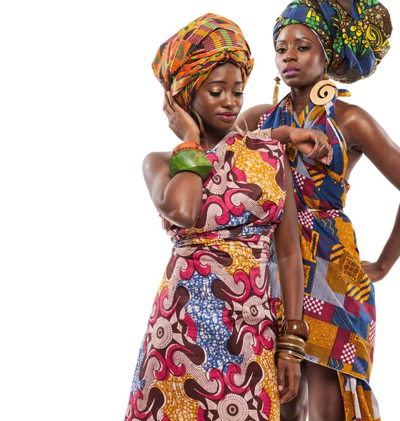 Modèles féminins africains posant en robes . — Photo